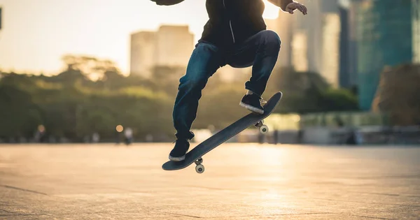 Невпізнаваний Жіночий Скейтбординг Місті Заході Сонця — стокове фото
