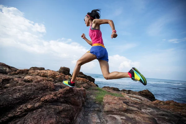 Ung Fitness Kvinnlig Trail Löpare Kör Till Stenig Bergstopp Havet — Stockfoto