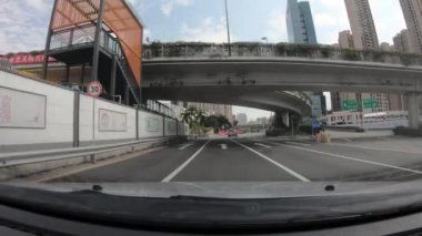 Shenzhen, Çin - Şubat 2020: Coronavirus salgını sırasında neredeyse boş şehir caddesinde araba kullanma POV