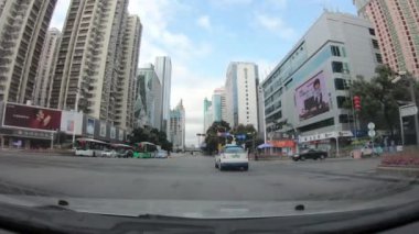 Shenzhen, Çin - Şubat 2020: Coronavirus salgını nedeniyle neredeyse boş şehir caddesinde araba kullanma POV