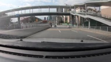 Shenzhen, Çin - Şubat 2020: Coronavirus salgını sırasında neredeyse boş şehir caddesinde araba kullanma POV