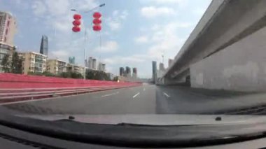 Shenzhen, Çin - Şubat 2020: Coronavirus salgını nedeniyle neredeyse boş şehir caddesinde araba kullanma POV