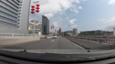 Shenzhen, Çin - Şubat 2020: Coronavirus salgını nedeniyle neredeyse boş şehir caddesinde araba kullanma POV