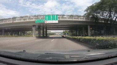 Shenzhen, Çin - Şubat 2020: Coronavirus salgını sırasında neredeyse boş şehir caddesinde araba kullanma POV