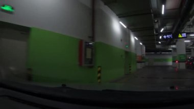 Shenzhen, Çin - Şubat 2020: Şehir yeraltı otoparkında araba kullanmanın POV 'u