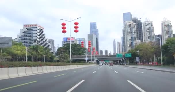 深セン Circa 2020年2月 コロナウイルスの発生による春祭りのほぼ空の街の通りで車を運転するハメ撮り — ストック動画