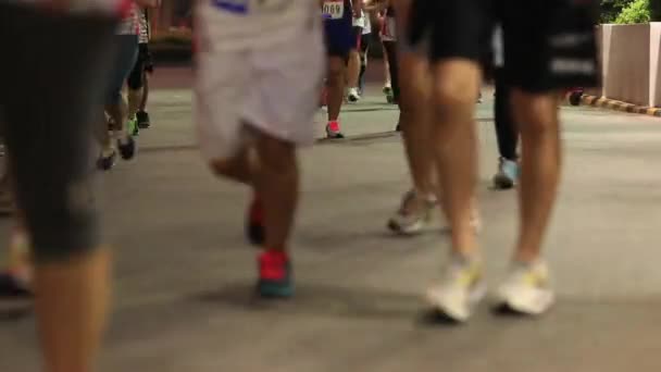 Partie Inférieure Marathon Course Pied Les Gens Marchent Sur Route — Video