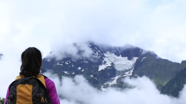 观看高山白雪覆盖的女徒步旅行者 — 图库视频影像