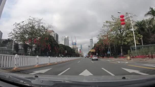 中国深圳 2020年2月左右 由于考罗纳威病毒的爆发 春节期间 在几乎空荡荡的城市街道上驾驶汽车的Pov — 图库视频影像