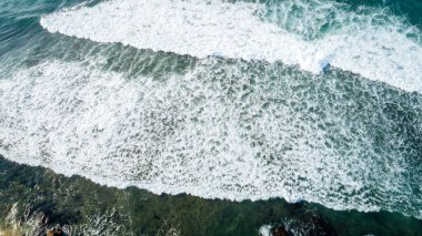 Deniz dalga yüzey dron havadan görünümü