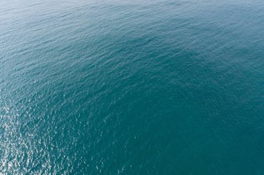 Deniz dalga yüzey dron havadan görünümü