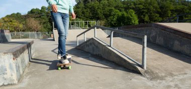 Kaykay yapan kadın bacakları.