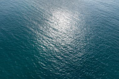 Deniz dalga yüzey dron havadan görünümü