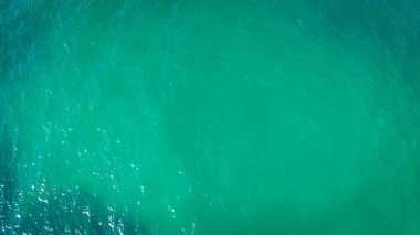 Deniz dalga yüzey dron havadan görünümü