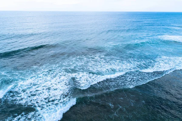 Κηφήνας Αεροφωτογραφία Του Wave Επιφάνεια Της Θάλασσας — Φωτογραφία Αρχείου