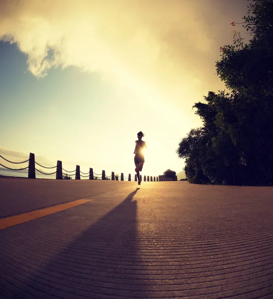Fit Woman Running Seaside Trail Morning — Stock Photo, Image
