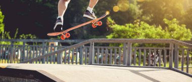 Kaykaycı kaykay pistinde numara yapıyor.