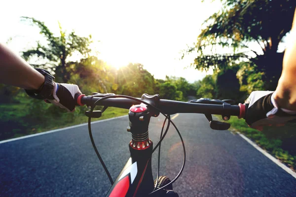 熱帯林のトレイルでサイクリストサイクリングマウンテンバイクの手 — ストック写真