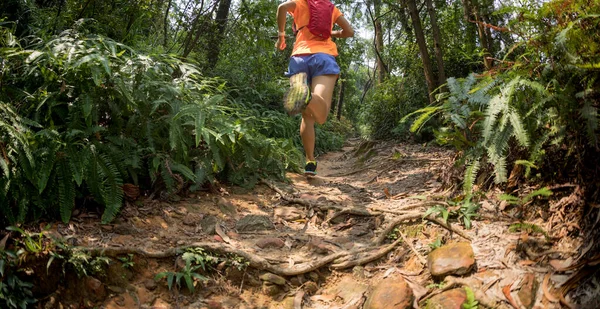 Sendero Mujer Corriendo Bosque Tropical —  Fotos de Stock