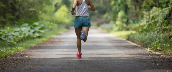 Fitness Kobieta Działa Letnim Szlaku Parku — Zdjęcie stockowe