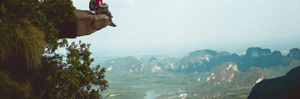 Exitoso Excursionista Sentado Cima Montaña Disfrutando Vista —  Fotos de Stock