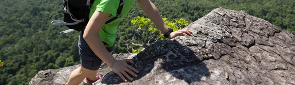 Succesvolle Vrouwelijke Wandelaar Klimmend Bergtop — Stockfoto