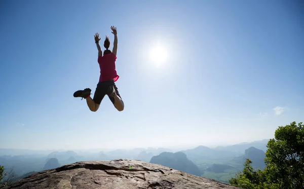 Succesvolle Vrouwelijke Wandelaar Springen Zonsopgang Bergtop — Stockfoto