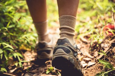 Bahar dağlarında yürüyen kadın yürüyüşçülerin bacakları