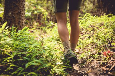 Bahar dağlarında yürüyen kadın yürüyüşçülerin bacakları