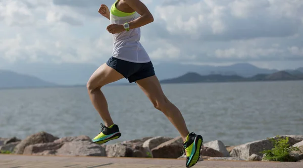 Zdolna Kobieta Trenująca Maratonu Słonecznym Wybrzeżu — Zdjęcie stockowe