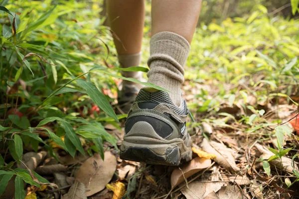 Piernas Excursionista Femenina Caminando Por Sendero Las Montañas Primavera —  Fotos de Stock