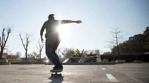 Skateboardista Skateboarding Při Východu Slunce Parku — Stock fotografie