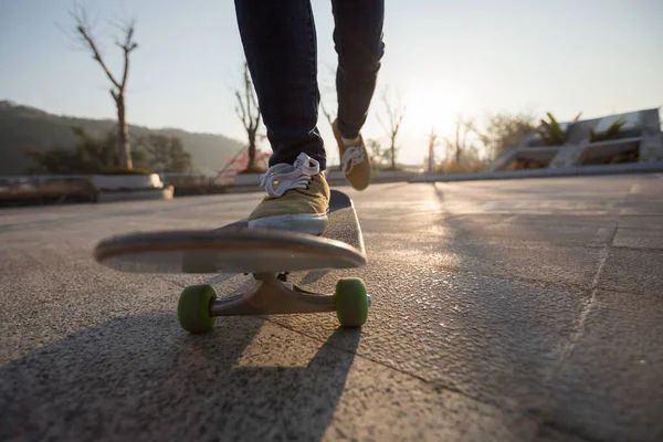 Voeten Van Vrouwelijke Skateboarder Skateboarden Bij Zonsopgang Weg — Stockfoto