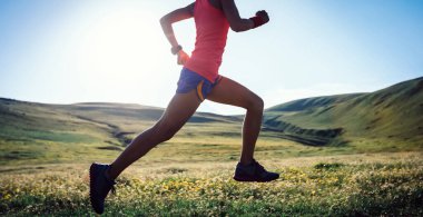 Yüksek rakımlı çayırlarda koşan genç spor koşucusu.