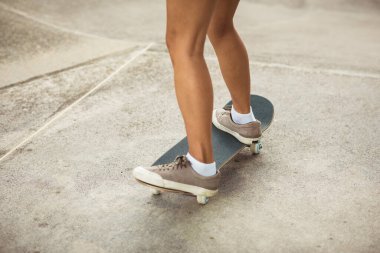 Şehir kaykay parkında kaykay yapan sağlıklı kadın kaykaycılar.