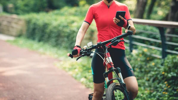 Frau Fährt Mit Smartphone Auf Radweg — Stockfoto