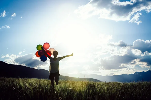 Jublande Ung Kvinna Som Springer Gräsmark Med Färgade Ballonger Upphöjda — Stockfoto