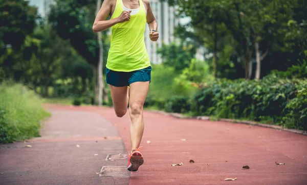 健康的女运动员在公园的室外慢跑道上跑步 — 图库照片