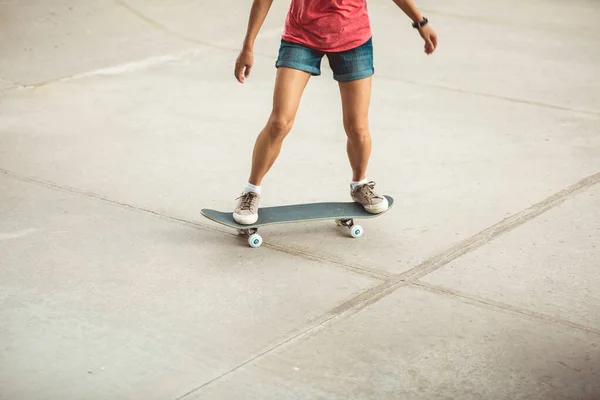 Niski Odcinek Skateboardzistki Skateboarding Skate Parku — Zdjęcie stockowe