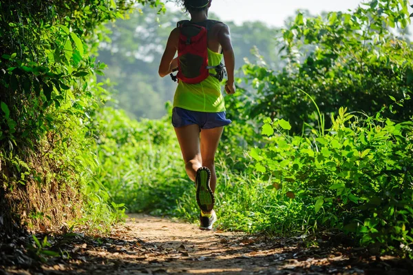 Giovane Donna Che Corre Nella Foresta Tropicale All Alba — Foto Stock