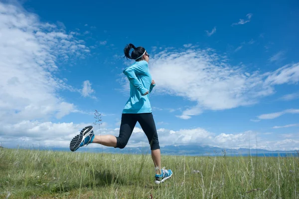 Young Fitness Female Trail Runner Running High Altitude Grassland — Stock Photo, Image