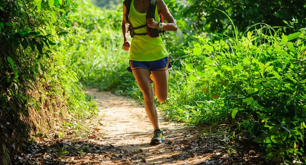 Mujer Joven Corriendo Bosque Tropical Amanecer — Foto de Stock