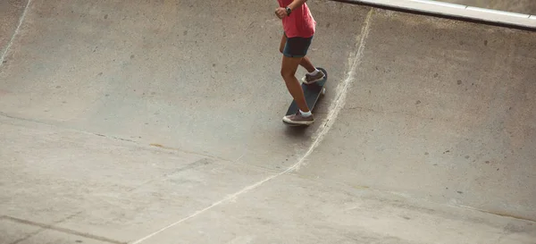 Πόδια Από Κατάλληλα Γυναικεία Skateboarder Πατινάζ Στο Αστικό Πάρκο Skate — Φωτογραφία Αρχείου