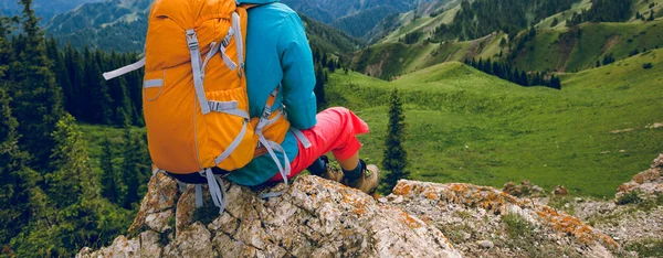 Starke Wanderin Genießt Aussicht Sitzend Felskante Auf Berggipfel — Stockfoto