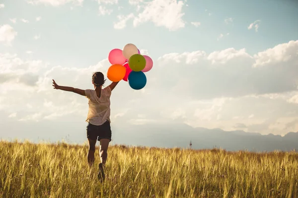 Jublande Ung Kvinna Som Springer Gräsmark Med Färgade Ballonger Upphöjda — Stockfoto