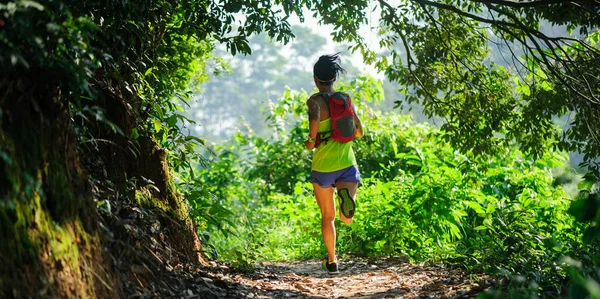 Junge Frau Läuft Bei Sonnenaufgang Tropenwald — Stockfoto