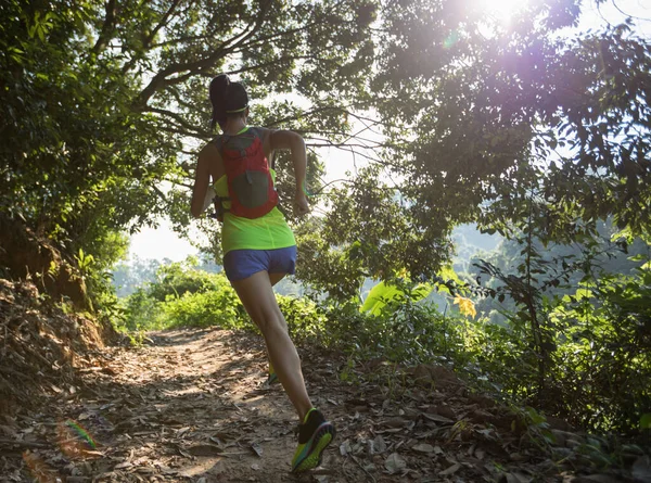 年轻的女赛跑选手在热带森林小径上奔跑 — 图库照片