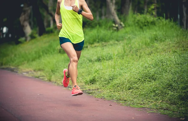 Γυμναστική Αθλητική Γυναίκα Τρέχει Εξωτερικούς Χώρους Τζόκινγκ Κομμάτι Στο Πάρκο — Φωτογραφία Αρχείου