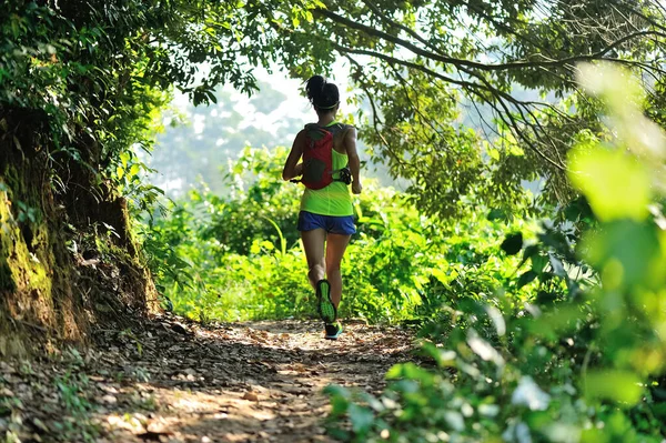 Молодая Женщина Бежит Тропическом Лесу Рассвете — стоковое фото
