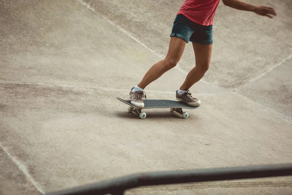 Nohy Fit Ženské Skateboardista Bruslení Městském Skate Parku — Stock fotografie